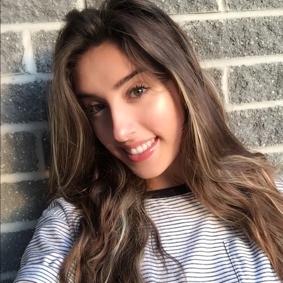 Meet your Posher, Nicole - Picture 1 of 1